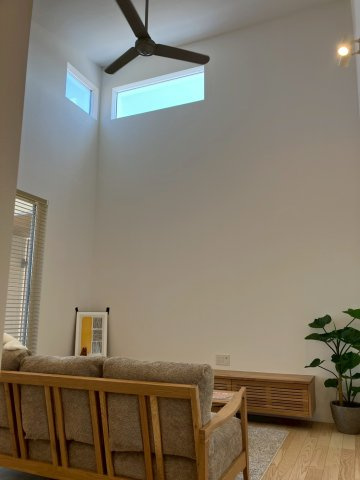 坂出市久米町　縦格子が印象的な和モダンな平屋の居間・リビング