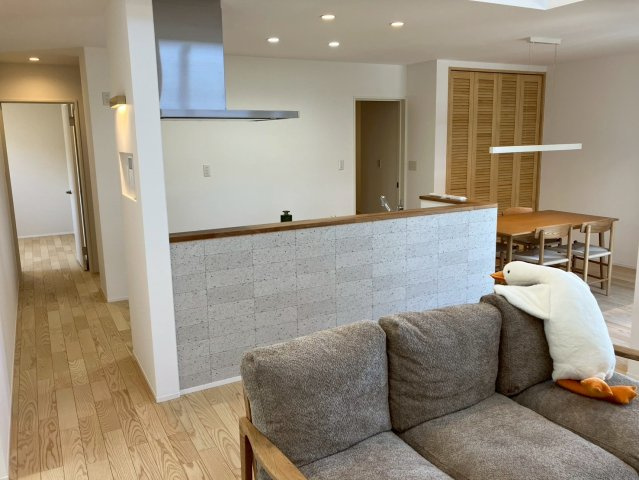 坂出市久米町　縦格子が印象的な和モダンな平屋の居間・リビング