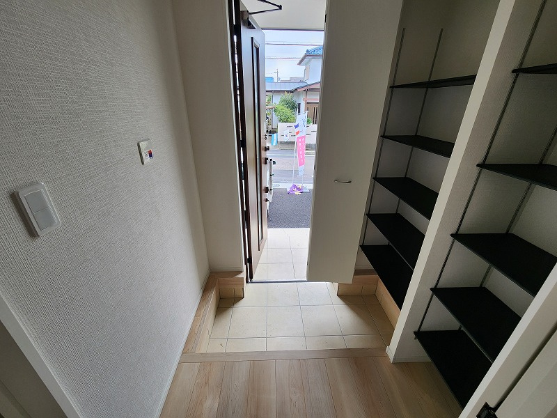 小牧市大字本庄字郷浦　新築戸建　１号棟の玄関|ゆったりとした玄関です