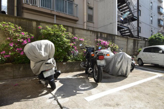 【駐車場】 | バイク置き場。空き区画の有無や駐輪料金、サイズおよび排気量規定などについては、改めてお問い合わせください。～即日のご見学可能～　お問合せはお気軽にどうぞ。
