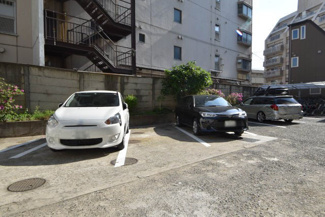 【駐車場】 | マンションの駐車場スペース。空きの有無や駐車料金、サイズ規定などについては、改めてお問い合わせください。～即日のご見学可能～　お問合せはお気軽にどうぞ。
