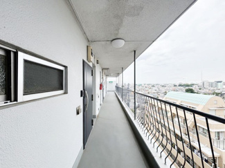 【その他共用部分】 | 共用廊下です。ここもきれいに清掃されています。周囲のお部屋の様子も、ぜひ伺ってみてください。～即日のご見学可能～　お問合せはお気軽にどうぞ。