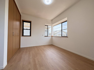 【洋室】 | 伊勢原市串橋 中古戸建て | 3面採光・南面に窓：洋室6帖