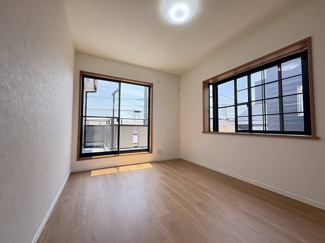 【洋室】 | 伊勢原市串橋 中古戸建て | 2面採光・南面に窓：洋室5.6帖