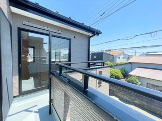 【バルコニー】 | 伊勢原市串橋 中古戸建て | 二部屋から行き来できるバルコニー