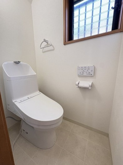 【トイレ】 | 伊勢原市串橋 中古戸建て | 新規交換（新設）：温水洗浄便座（1階）
