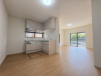 【キッチン】 | 伊勢原市串橋 中古戸建て | 新規交換（新設）：L型キッチン・三口ガスコンロ