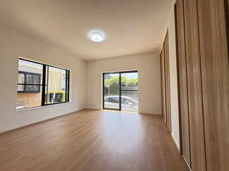 【居間・リビング】 | 伊勢原市串橋 中古戸建て | 2面採光・南面に窓：LDK15帖