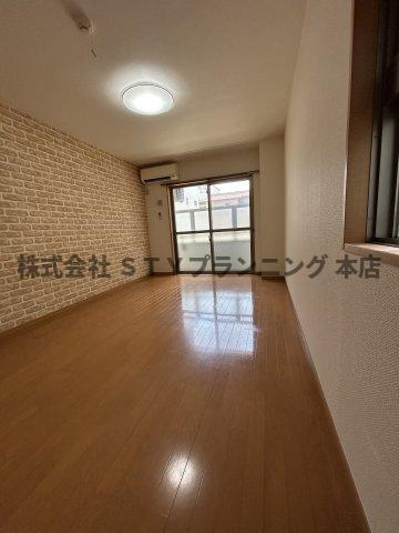 仲介手数料０円！ホワイトキューブの居間・リビング