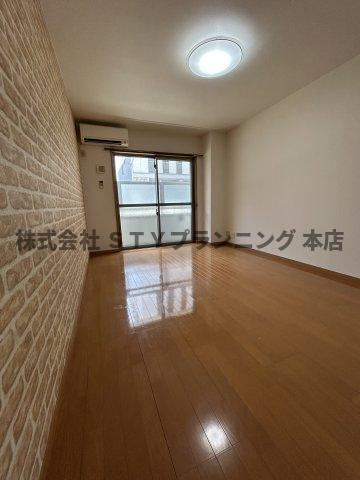 仲介手数料０円！ホワイトキューブの居間・リビング