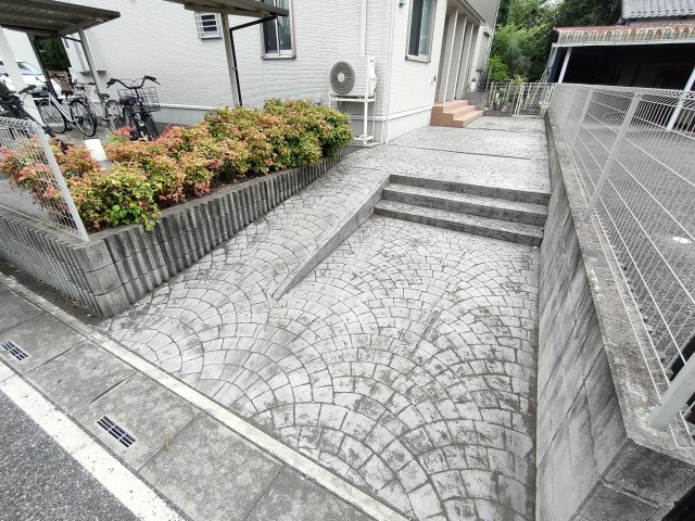 ヒルサイドⅠのエントランス|エントランスまでの通路です