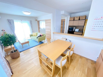 【居間・リビング】 | 前橋市上新田町　中古住宅 | ≪LDK≫
リビング・ダイニングは白を基調としたシンプルな空間。
雑貨やこだわりの家具など、レイアウトも自由に楽しめます！