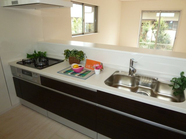 FIRSTTOWN第4港区明正｜名古屋市の戸建ならホームアップのキッチン|【売主施工例】お子様を見守りながらお料理ができるオープン対面キッチン