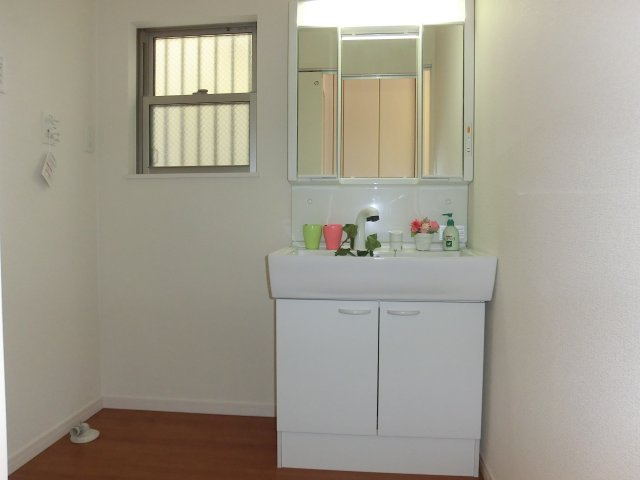 FIRSTTOWN第4港区明正｜名古屋市の戸建ならホームアップの独立洗面台|【売主施工例】三面鏡で朝の身支度に最適