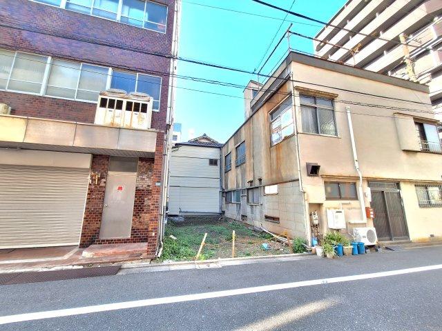 【前面道路含む現地写真】 | 台東区浅草5丁目　売地 | 敷地面積４１．８８㎡の整形地！東南側、約6ｍの公道に面しております。