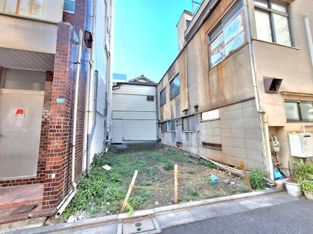 【外観】 | 台東区浅草5丁目　売地 | 敷地面積４１．８８㎡の整形地！東南側、約6ｍの公道に面しております。