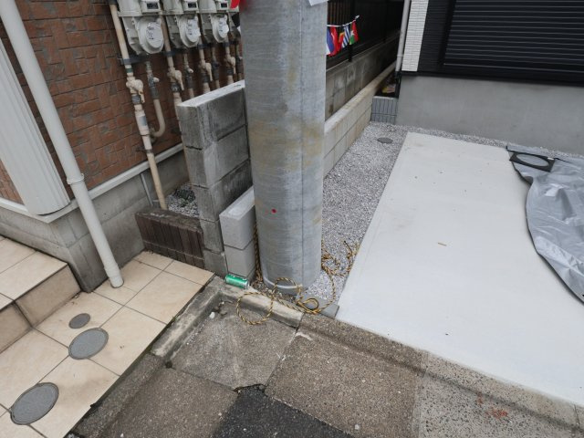 【外観】 | 《仲介手数料無料》練馬区三原台１丁目22-11(全1戸)新築一戸建てKEIAI Grace | 敷地内に電柱が入っています。
撮影日 2025年7月11日 17:20 曇り