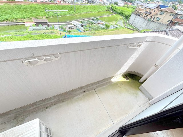 広島市安芸区中野４丁目のアパートのバルコニー