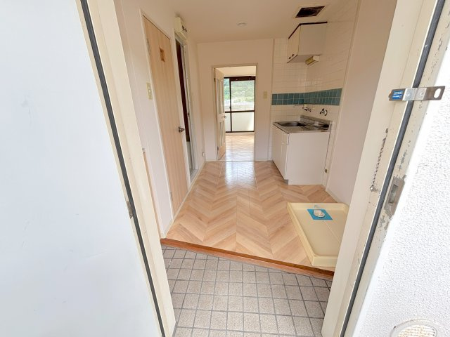 広島市安芸区中野４丁目のアパートの玄関