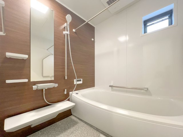 【最終１棟】未入居［ミラクラス轟町I・II］の浴室|【Ⅰ-B号棟】翌朝にはカラリと乾き、お手入れラクラクな「ほっカラリ床」を採用
冷気をシャットアウトするＷ断熱構造で、冬場でもヒヤッとせず足元快適♪