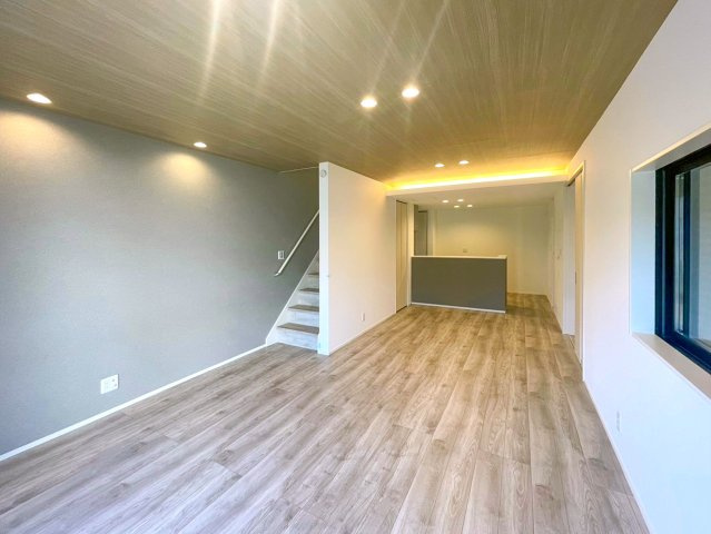 【最終１棟】未入居［ミラクラス轟町I・II］の居間・リビング|【Ⅰ-B号棟】１８．０帖LDK
家事ラクで人気の１階ＬＤＫ。キッチンからまっすぐにリビングが見渡せる、ご家族のコミュニケーションを考慮した企画設計です