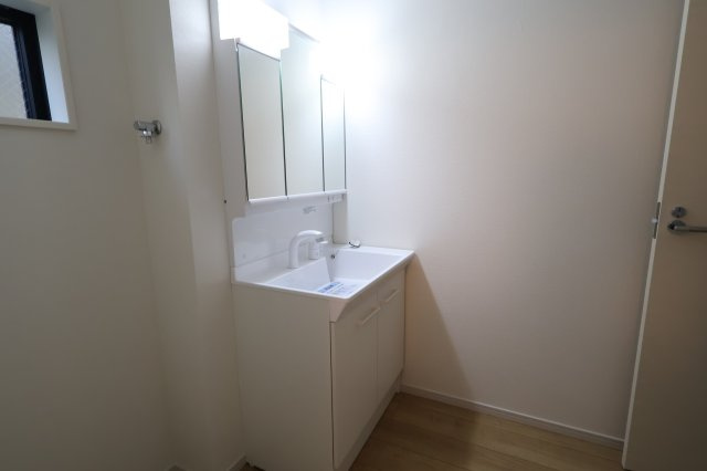《仲介手数料無料》練馬区三原台２丁目17-22(全1戸)新築一戸建てずっとプラスの独立洗面台|撮影日 2025年11月29日 12:50 晴れ