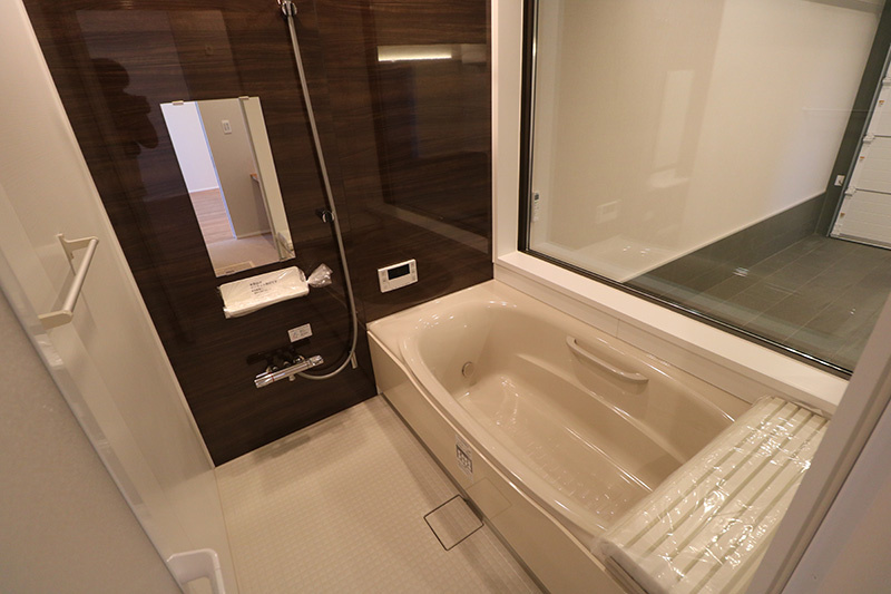 Garesidence木更津 The Retreatの浴室|お風呂に浸かりながら愛車が見られる浴室