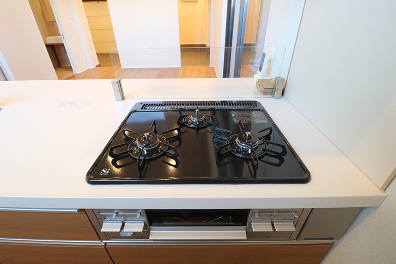 Garesidence木更津 The Retreatのキッチン|3口ガスコンロ