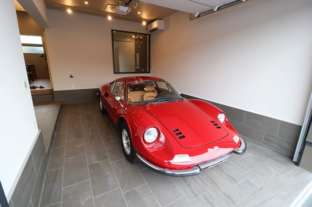 Garesidence木更津 The Retreatの駐車場|1台駐車可能なガレージが２ヵ所