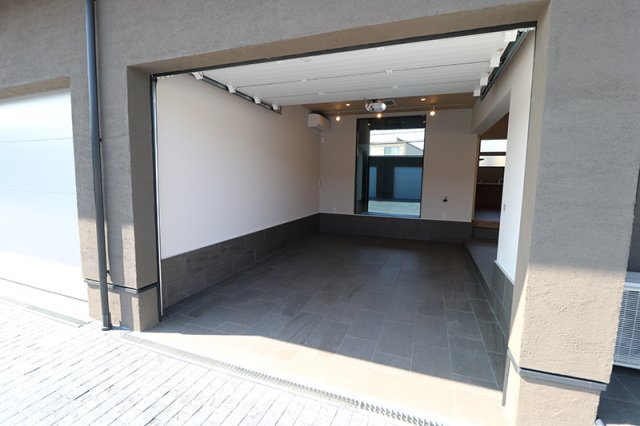 Garesidence木更津 The Retreatの駐車場|1台駐車可能なガレージが２ヵ所