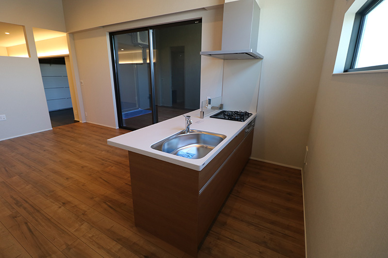 Garesidence木更津 The Retreatのキッチン|グリル付きビルトインコンロ、ワークトップは人工大理石