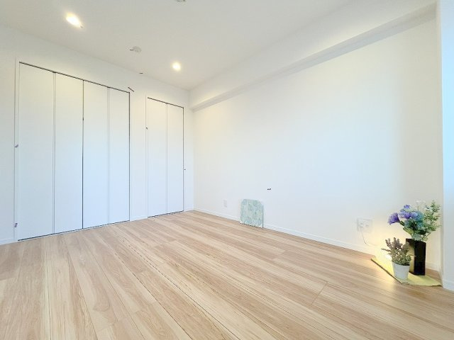 ライオンズプラザ三郷の洋室|収納2ヶ所付きの洋室6.7帖