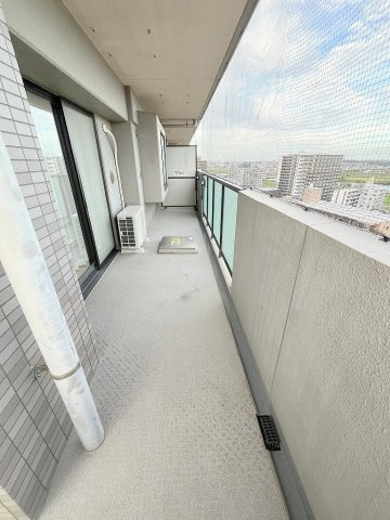 ライオンズプラザ三郷のバルコニー|L字バルコニーで洗濯物もたっぷり干せます