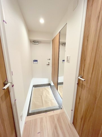 ライオンズプラザ三郷の玄関|姿見付きのシューズボックスでお出かけ前のチェックにも便利