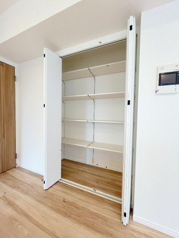 ライオンズプラザ三郷の収納|リビングの収納スペースです