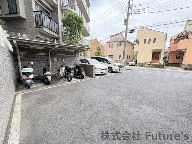 ライオンズプラザ三郷の駐車場|バイク置場・空有（ミニバイクのみ・要料金確認）