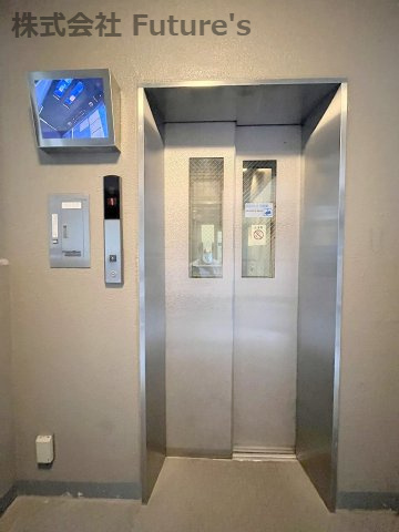 ライオンズプラザ三郷のその他共用部分|エレベーター部分になります。モニターも付いており、防犯面も安心です。