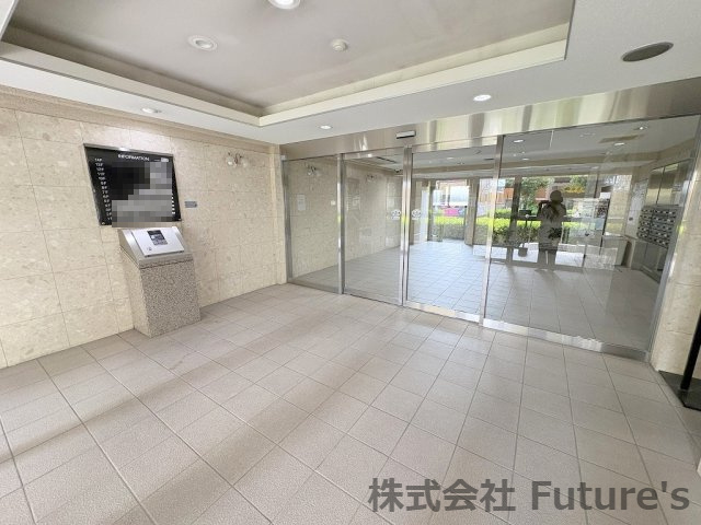 ライオンズプラザ三郷のエントランス|防犯カメラ付きのマンションエントランス