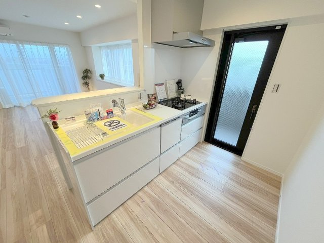 ライオンズプラザ三郷のキッチン|新規交換済みの食洗機付きのシステムキッチン