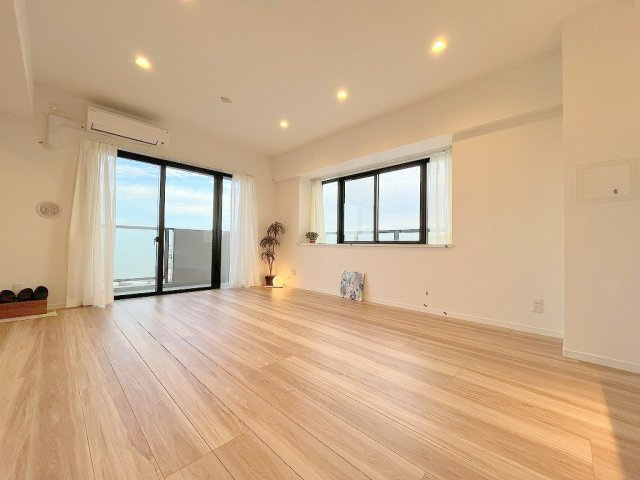 ライオンズプラザ三郷の居間・リビング|2面採光の明るい陽光降り注ぐリビングです