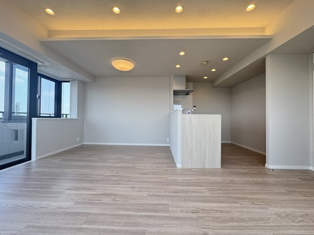 ヴィルヌーブ一之江の居間・リビング|おしゃれな間接照明を設置した明るいリビングダイニング