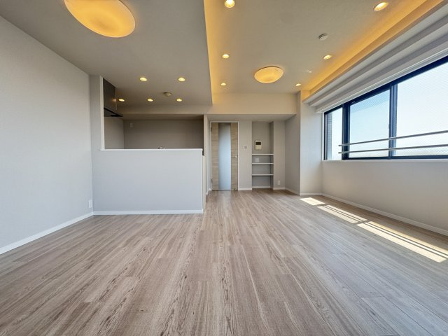 ヴィルヌーブ一之江の居間・リビング|10階4方向角部屋で明るい光が入り込みます♪