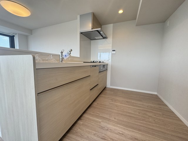 ヴィルヌーブ一之江のキッチン|キッチンは、リビングダイニングを見渡しながら料理ができる対面式を採用。家族や来客とのコミュニケーションが取りやすくて◎また、3口コンロ、グリル、食洗機付きと設備面も充実しております。