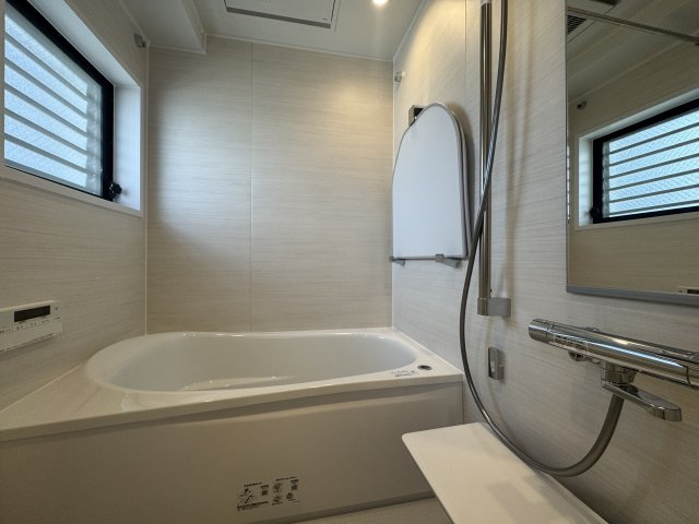 ヴィルヌーブ一之江の浴室|お風呂にゆっくり浸かるのが好きという方に嬉しい追い焚き機能を搭載。家族の入浴時間がずれてしまっても安心です。また、浴室乾燥機がついており、一年中快適に過ごすことができます。