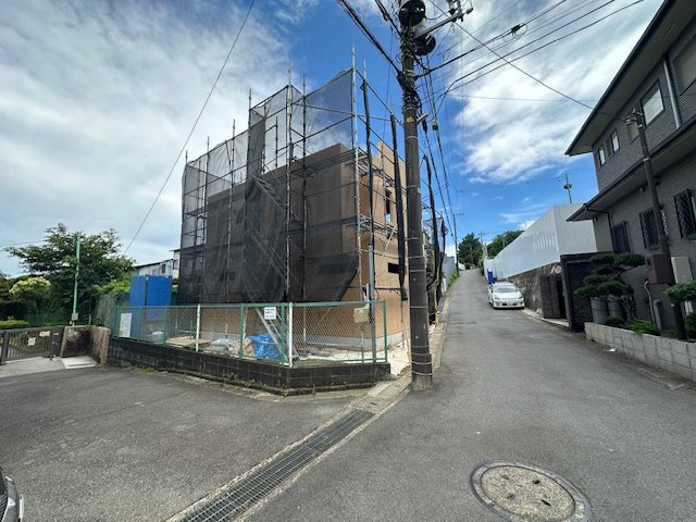 地震に強い家！駐車場も２台分デス【保土ケ谷区上菅田町】新築戸建の前面道路含む現地写真