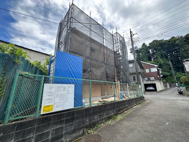 地震に強い家！駐車場も２台分デス【保土ケ谷区上菅田町】新築戸建の前面道路含む現地写真