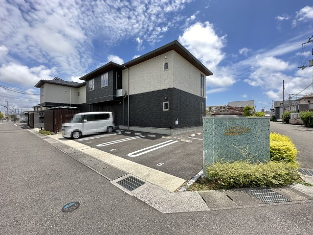 シャーメゾン チェラーグの駐車場