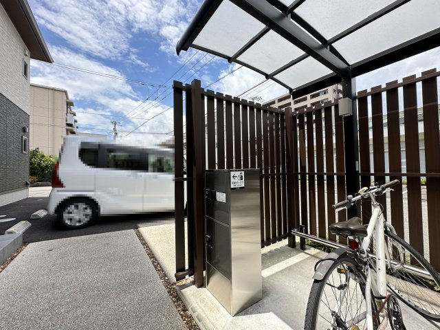 シャーメゾン チェラーグの駐車場
