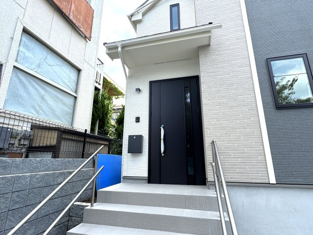 松戸市小金原４丁目新築戸建【根木内小学校：8分】のエントランス|エントランス・玄関ポーチ