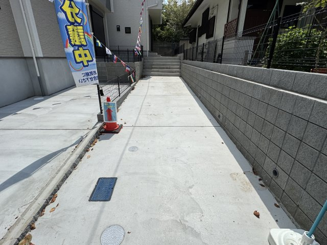 松戸市小金原４丁目新築戸建【根木内小学校：8分】の駐車場|2号棟駐車スペース・縦列２台駐車可